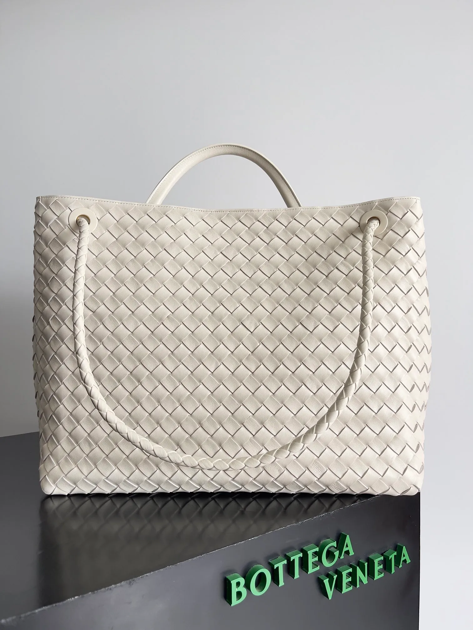 Batch 3760 Recently, the same style of bag that celebrities love is both high-end and practical. Michelle Yeoh, Kim Namjoon, Jing Boran, Tong Liya, Sun Qian, Wu Qianyu, Du Juan, Ma Yili and Bai Baihe are all carrying Bottega Veneta summer series Andiamo handbags. Andiamo has a simple structure and rounded lines. The whole piece is made of Nappa leather. It is comfortable, soft and dynamic. It adds interest to daily life and can be easily matched with various styles. Andiamo handbags are available in three sizes: small, medium and large. There are many colors to choose from, which can meet different needs. You can really carry it whether it is daily or attending events. Style number: 743575 Size: 45*22*34 including handle height 44cm